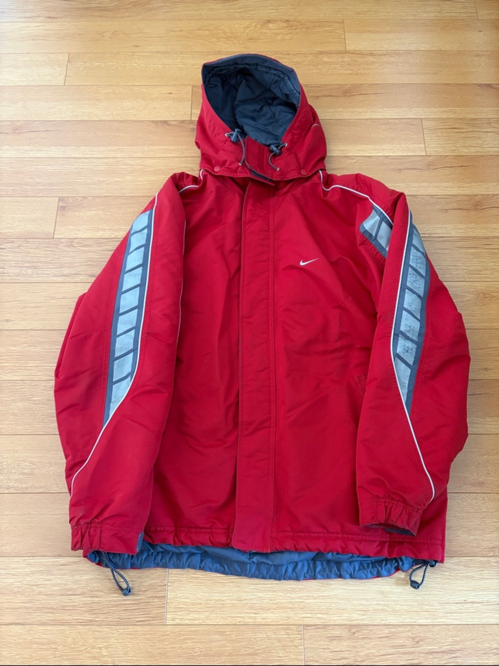 Vintage red nike men’s jacket from the 2000s